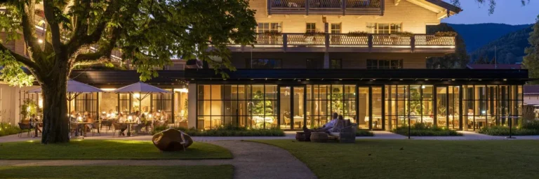 Parkhotel Egerner Höfe | Stimmungsvoll beleuchtetes Traditionshotel