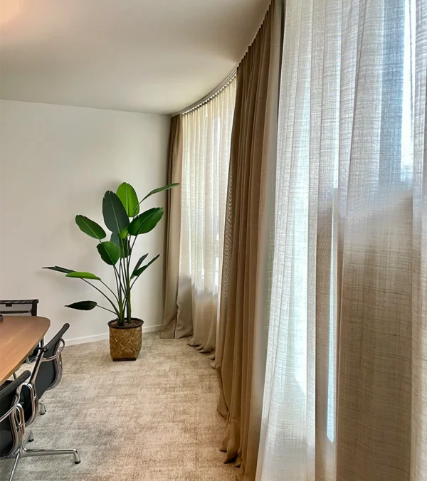 Innenarchitektur-Referenz: Harmonisch gestalteter Wohnbereich mit modernen Akzenten - KHILD_Office_Ginesta_Winterthur