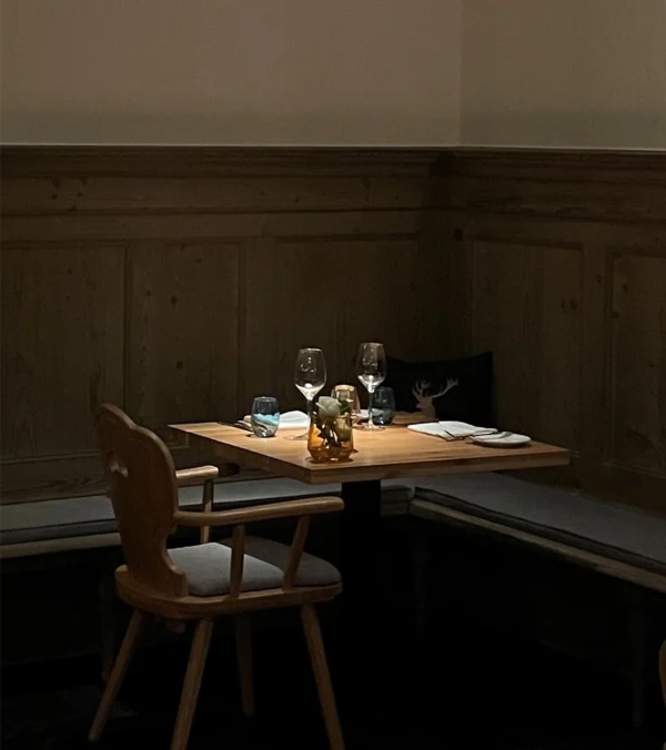 Lichtplanungs-Referenz: Raum mit sorgfältig abgestimmtem Beleuchtungskonzept - Traditionshotel